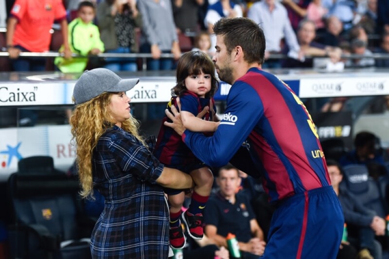 La colombiana llevó al pequeño Milan y a su pancita de embarazo a ver jugar a su papá durante un partido de futbol en contra del Eibar.