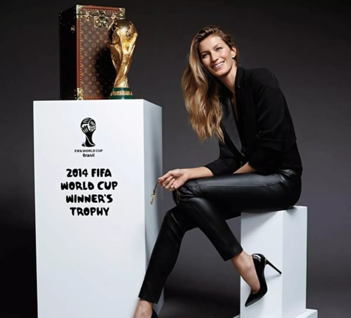 La modelo brasileña mostró su orgullo por formar parte de la mayor fiesta del futbol en su país natal.