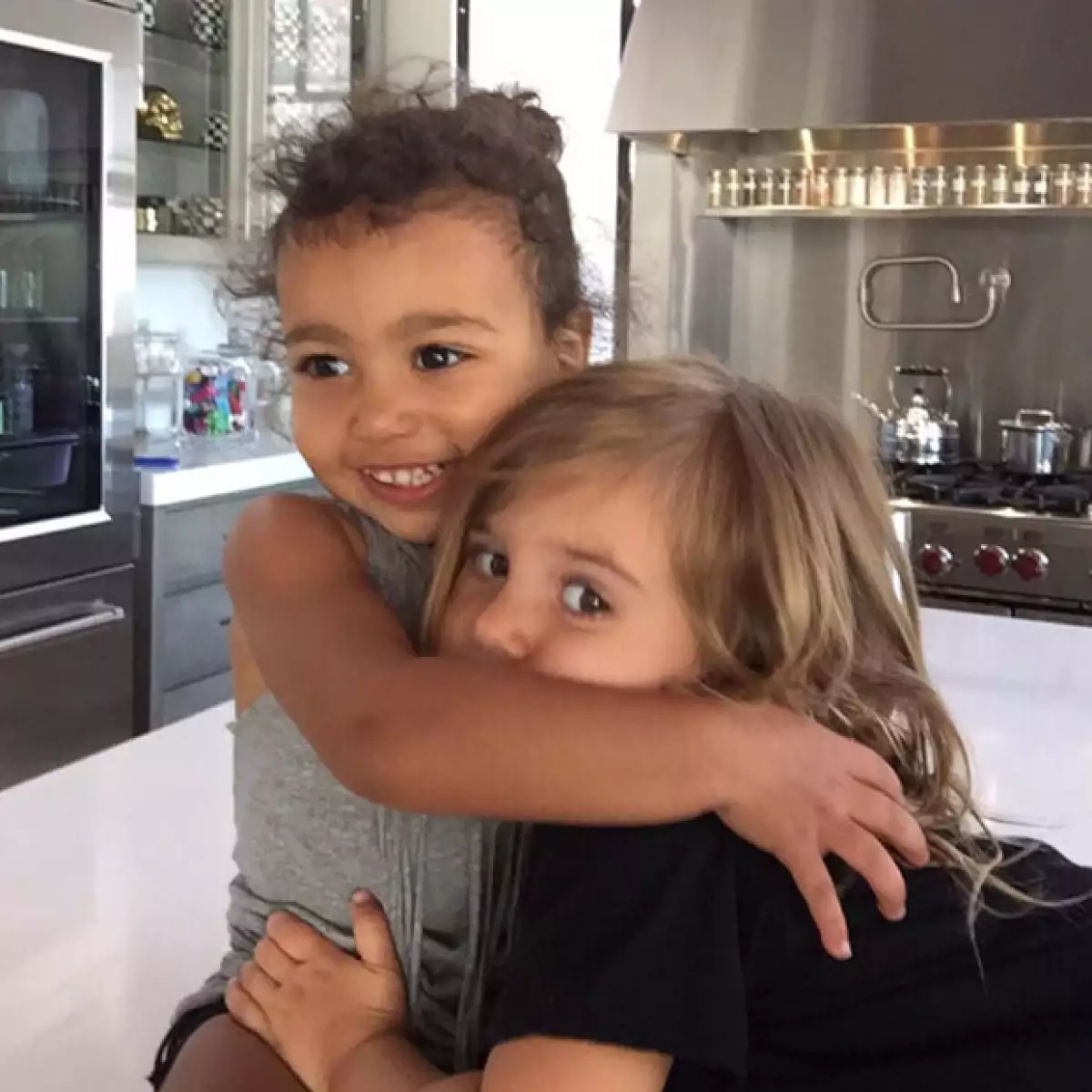 Las pequeñas hijas de Kim y Kourtney Kardashian fueron captadas en video por Kylie, jugando a ser como ella y su hermana Kendall.