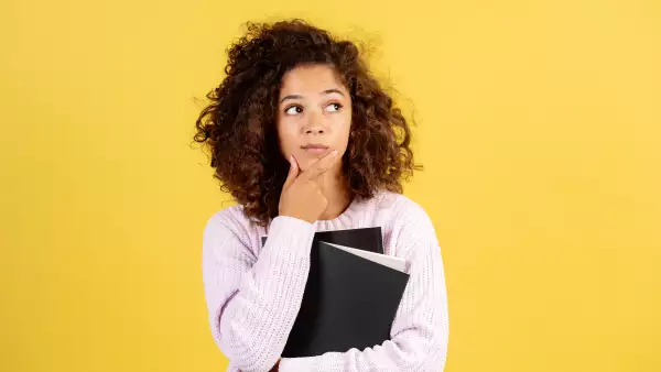 Outsourcing: Conoce los modelos de contratación en México (mujer con expresión de duda)