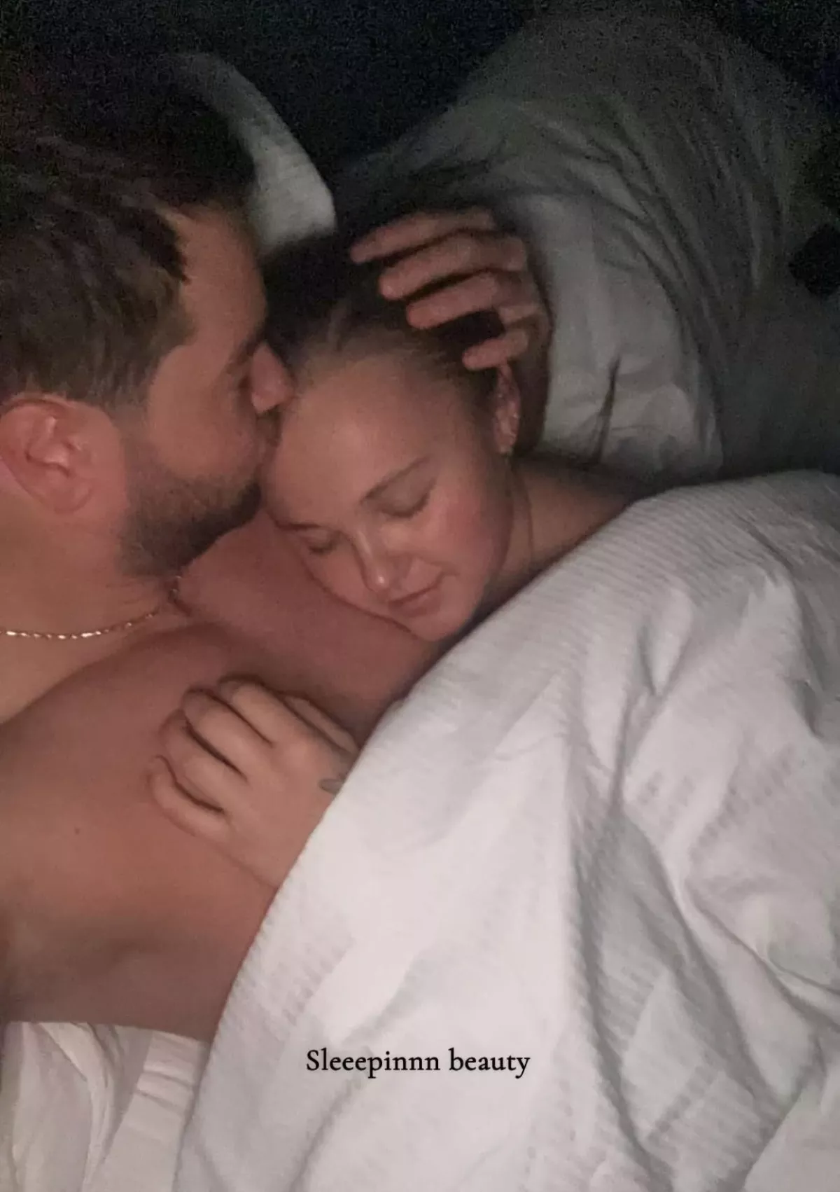 jojo-siwa-chris-hughes-foto-cama.jpeg