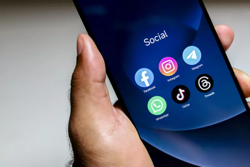 Francia aprueba prohibir redes sociales