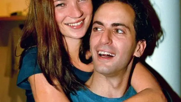 El diseñador publicó una foto `throwback thursday'  en la que aparece con la modelo británica en sus primeros años de carrera en los 90; momento en que se convirtieron en muy buenos amigos.