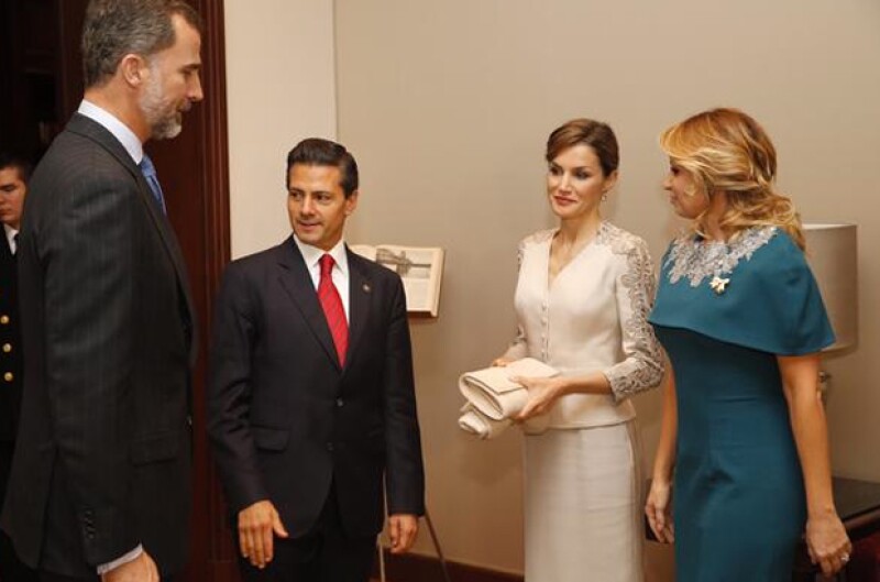 Ambas parejas intercambiaron condecoraciones y regalos.
