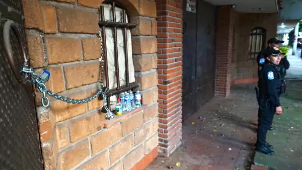 Policías resguardan un inmueble en la colonia Del Valle, alcaldía Benito Juárez, asegurado tras un intento de despojo.
