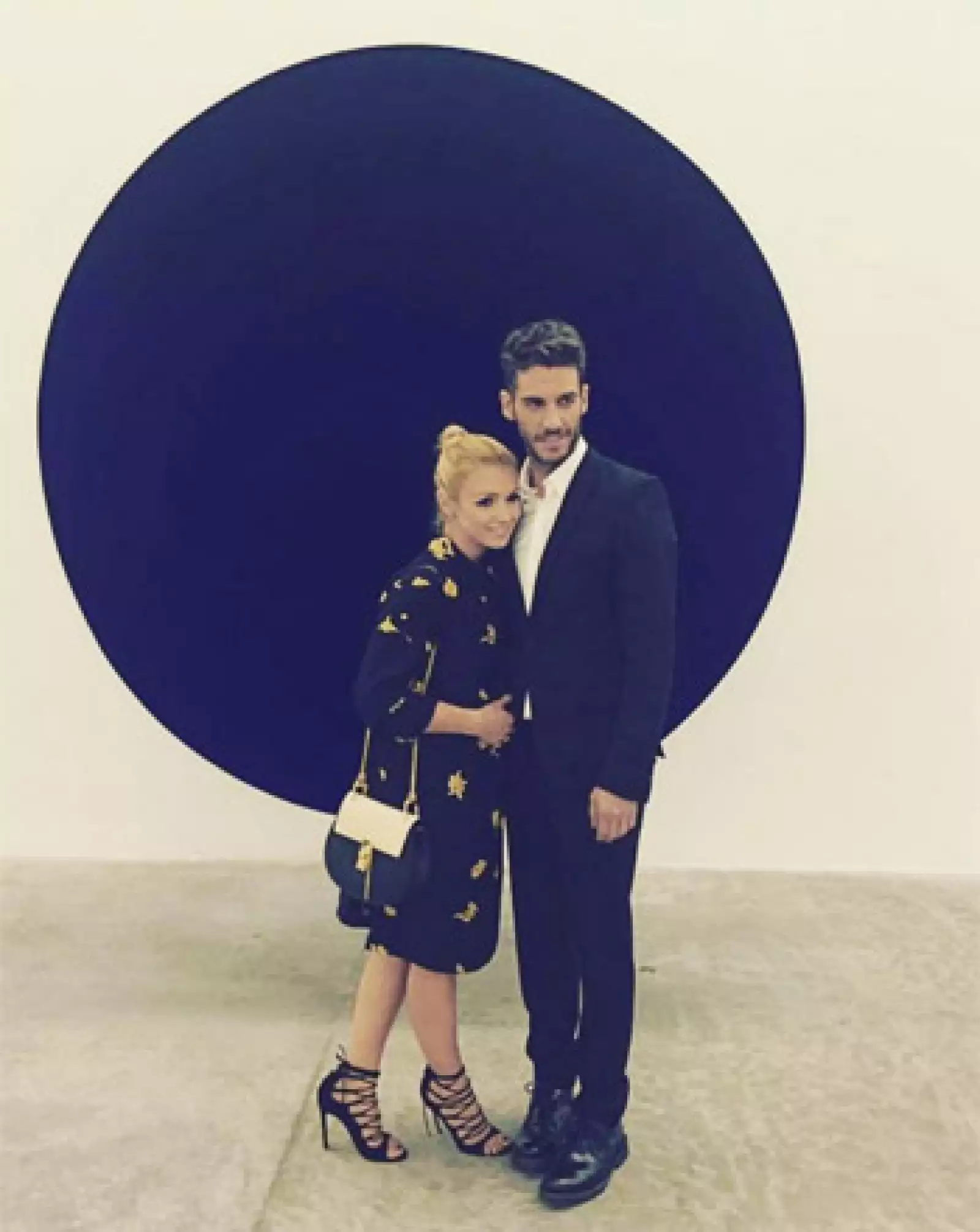 Karla Guindi y Erick Elías en el MUAC recibiendo la exposición de Anish Kapoor