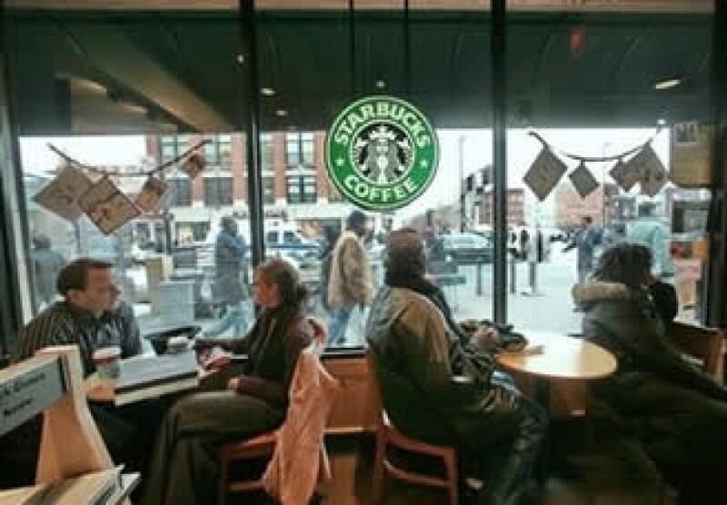 La cadena de cafeterías ha recortado costos y cerrando instalaciones cuyo desempeño se ha debilitado por la recesión. (Foto: AP)