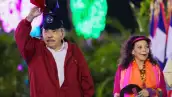 Esta foto de folleto publicada por el gobierno de Nicaragua a través del medio de noticias oficial El 19 Digital muestra al presidente de Nicaragua, Daniel Ortega, saludando junto a su esposa y copresidente Rosario Murillo, durante un evento para conmemorar el 47 aniversario de la Revolución de Nicaragua en Managua, el 19 de julio de 2026.