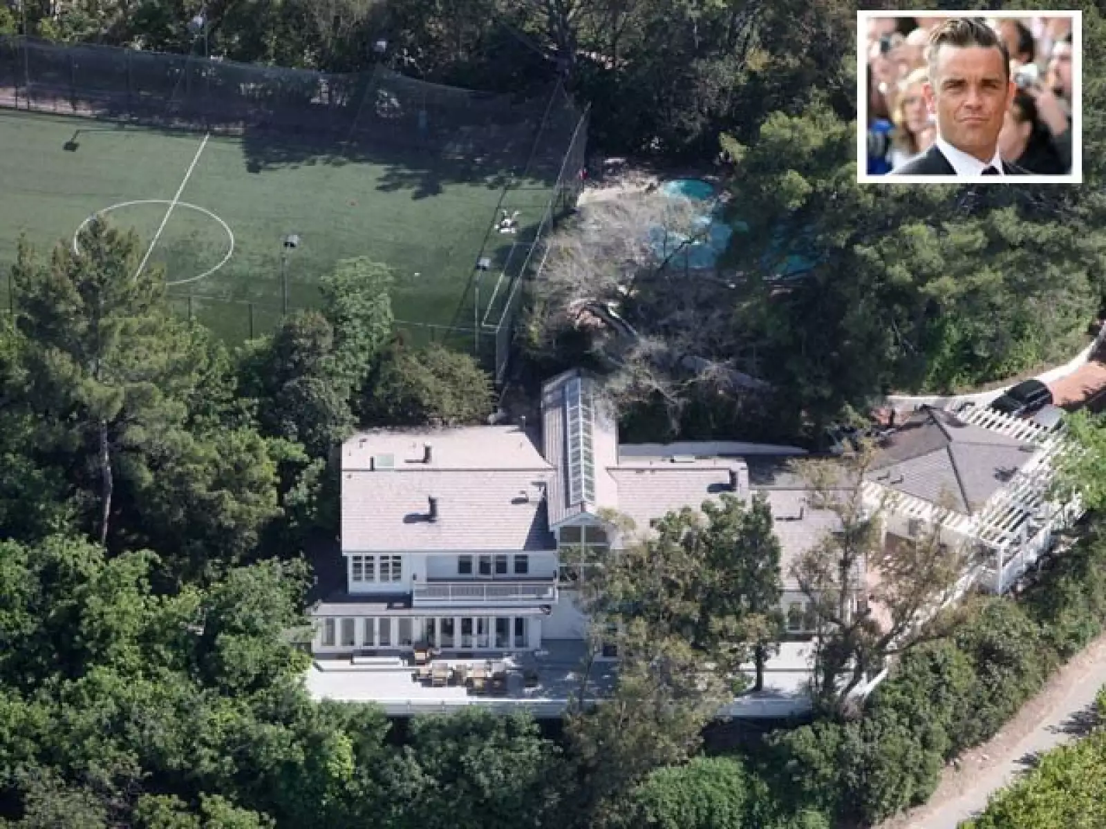 Robbie Williams quiso tener una cancha de futbol en su casa de Los Ángeles.