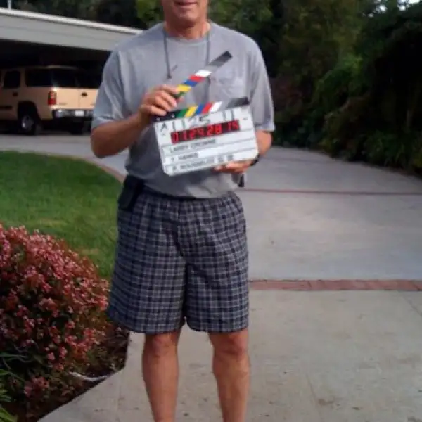 Tom Hanks escribió: “Larry Crowne- 1er día -. Demasiado tarde para dejar de fumar”.