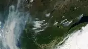 Esta imagen satelital cortesía del Observatorio de la Tierra de la NASA, tomada el 3 de junio de 2023, muestra el humo que sale de los incendios en las provincias canadienses de Quebec y Ontario.