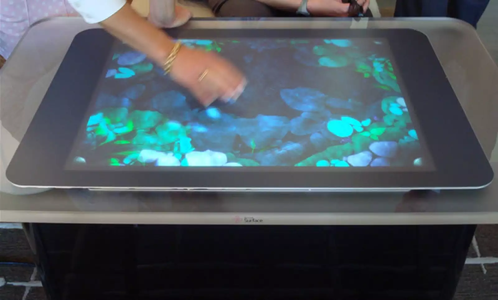 El lounge club tiene una novedosa mesa ‘multi-touch’ llamada Microsoft Surface con la que se puede jugar, tocar música, alterar imágenes, etc. Es una computadora táctil integrada en una mesa.