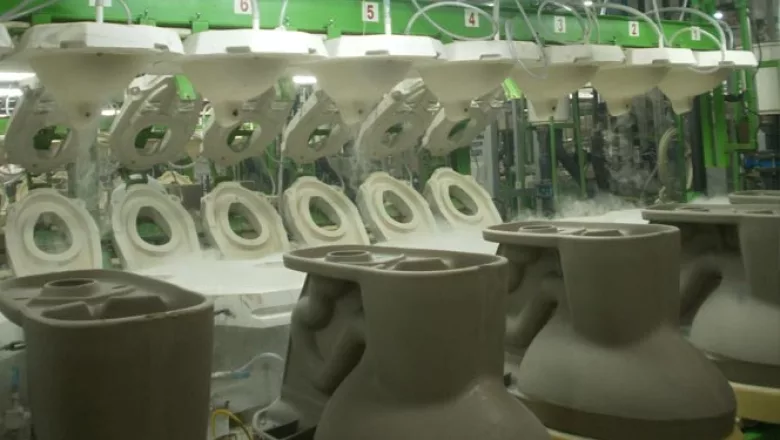 Se hacen moldes de yeso con base en las matrices; en el área de vaciado cada molde produce 90 piezas al día.