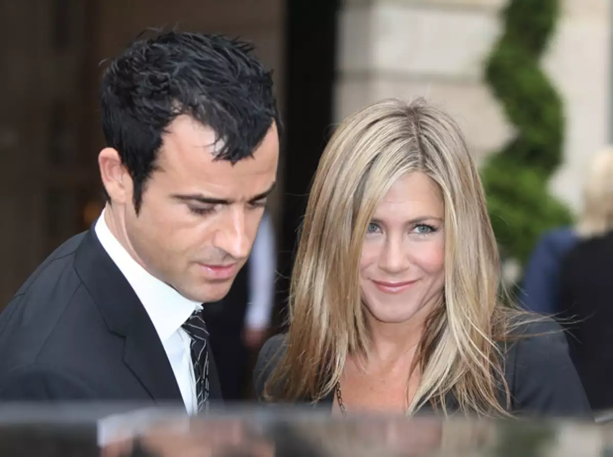 El representante de la actriz confirmó que está comprometida con Justin Theroux desde este viernes. La pareja lleva poco más de un año de relación.