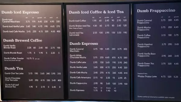 La cafetería copia el menú de Starbucks pero antepone la palabra tonto a cada producto.