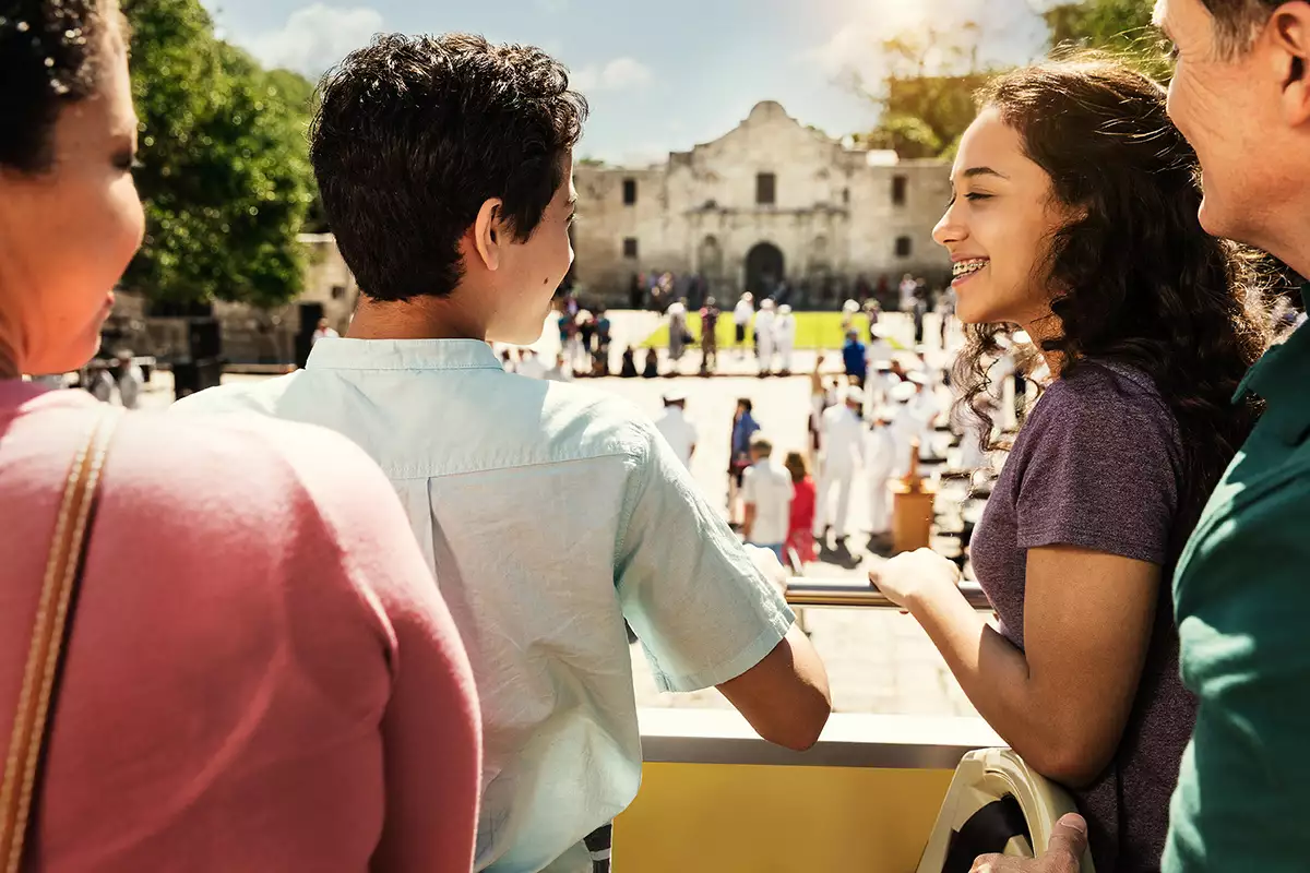 Niños de espaldas en San Antonio.jpg