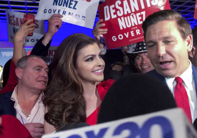 El agente político republicano Len Parnas apoya al candidato republicano a la gobernación Ron DeSantis y su esposa Casey con una credencial de "Invitado Especial" en esta captura de pantalla del video mientras DeSantis habla con la prensa en su partido de la victoria de la noche de las elecciones de mitad de período después de ser elegido gobernador de Florida en Orlando, Florida.