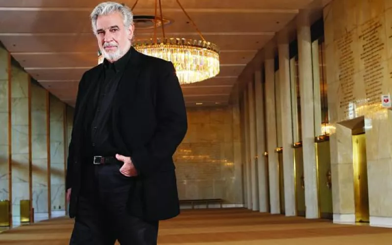 Sus dos esposas han sido mexicanas, adora Acapulco y comer pollo con mole. A unos días de su show en Chichén Itzá, el tenor nos platicó de dónde le viene el amor por nuestro país.