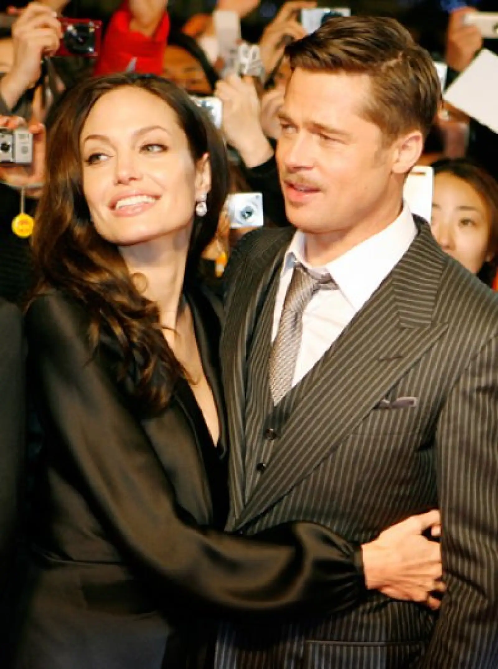 Angelina y Brad se veían cariñosos como siempre. Ella llevaba suelta la melena y un vestido largo con escote de pico, mientras que él acudió con un traje negro con rayas grises y camisa blanca.