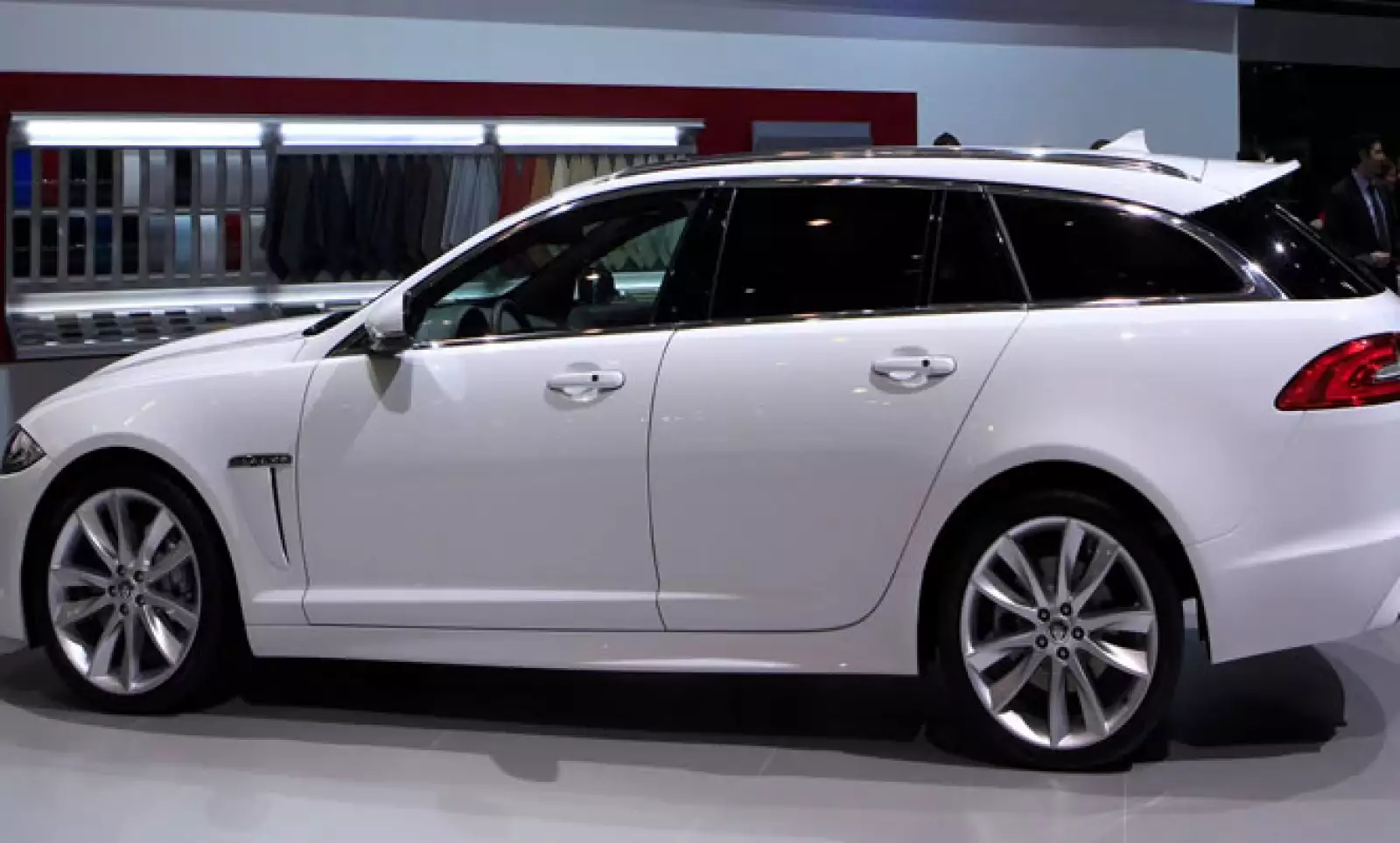 El nuevo modelo XF Sportbrake está diseñado para la familia y pesa 79 kilos más que sus antecesores. Cuenta con un espacio bajo el piso que protege los objetos de valor.