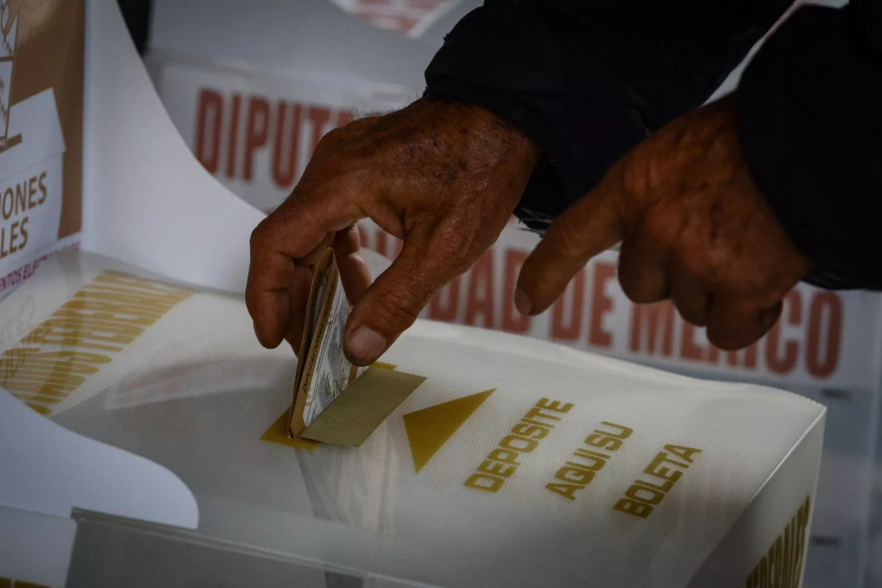 Vecinos de la alcaldía Cuauhtémoc acudieron a las distintas casillas electorales para ejercer su voto en la contienda electoral 2021.