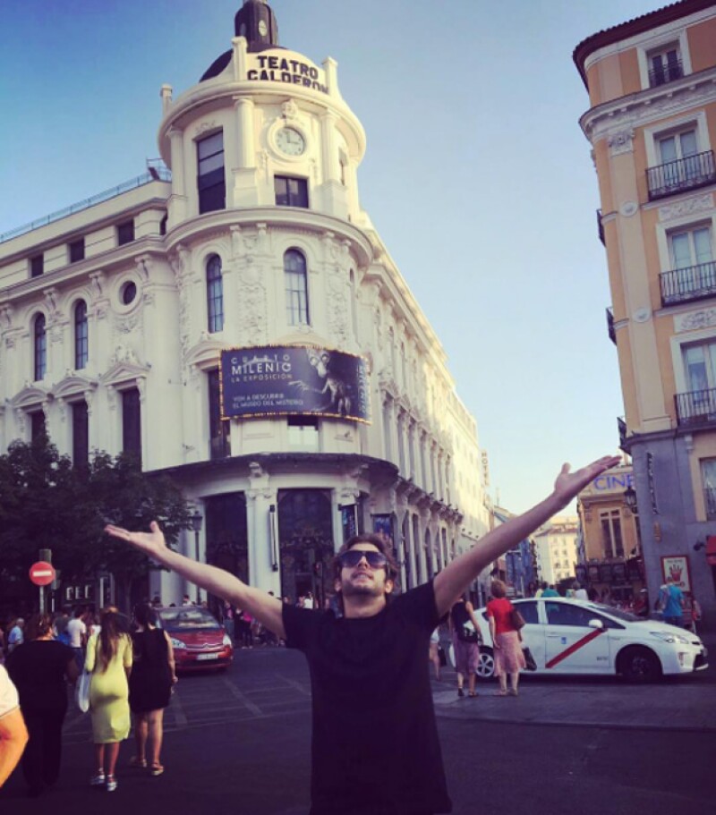Juan Pablo Gil frente al Teatro Calderón en Madrid.