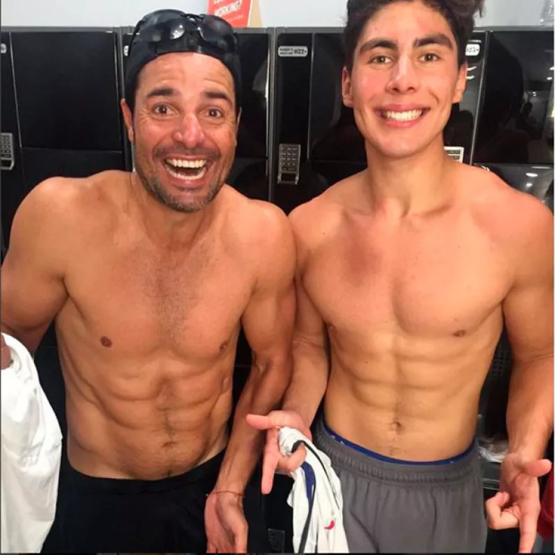 El puertorriqueño y su hijo Lorenzo, de 18 años, conquistaron las redes con una imagen en la que ambos presumen sus marcados abs.