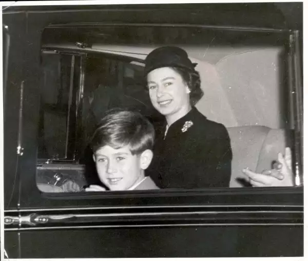 Reina Isabel II y el príncipe Carlos