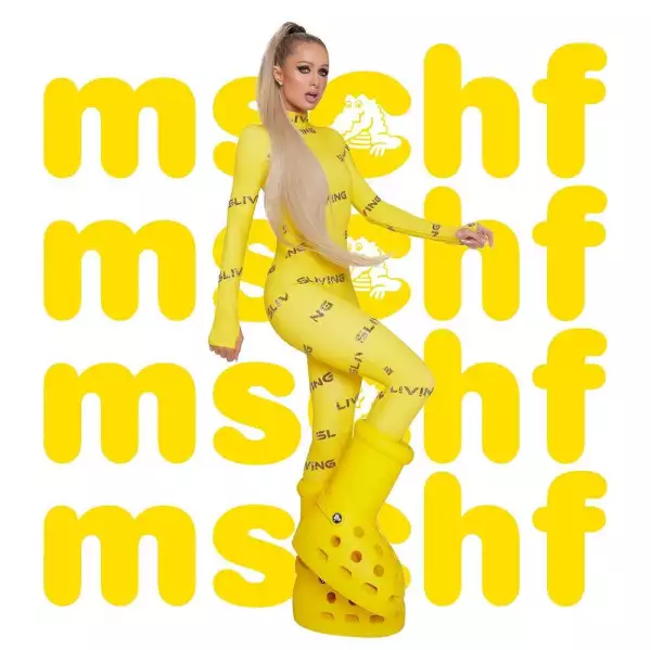 Paris Hilton con las nuevas botas de MSCHF. 