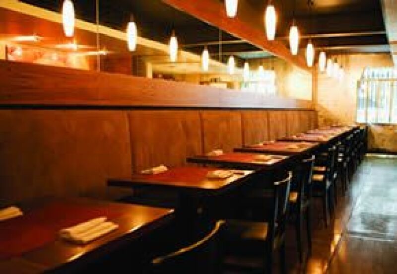 Ambiente fashion, platillos versátiles y buenos martinis caracterizan este animado lugar.