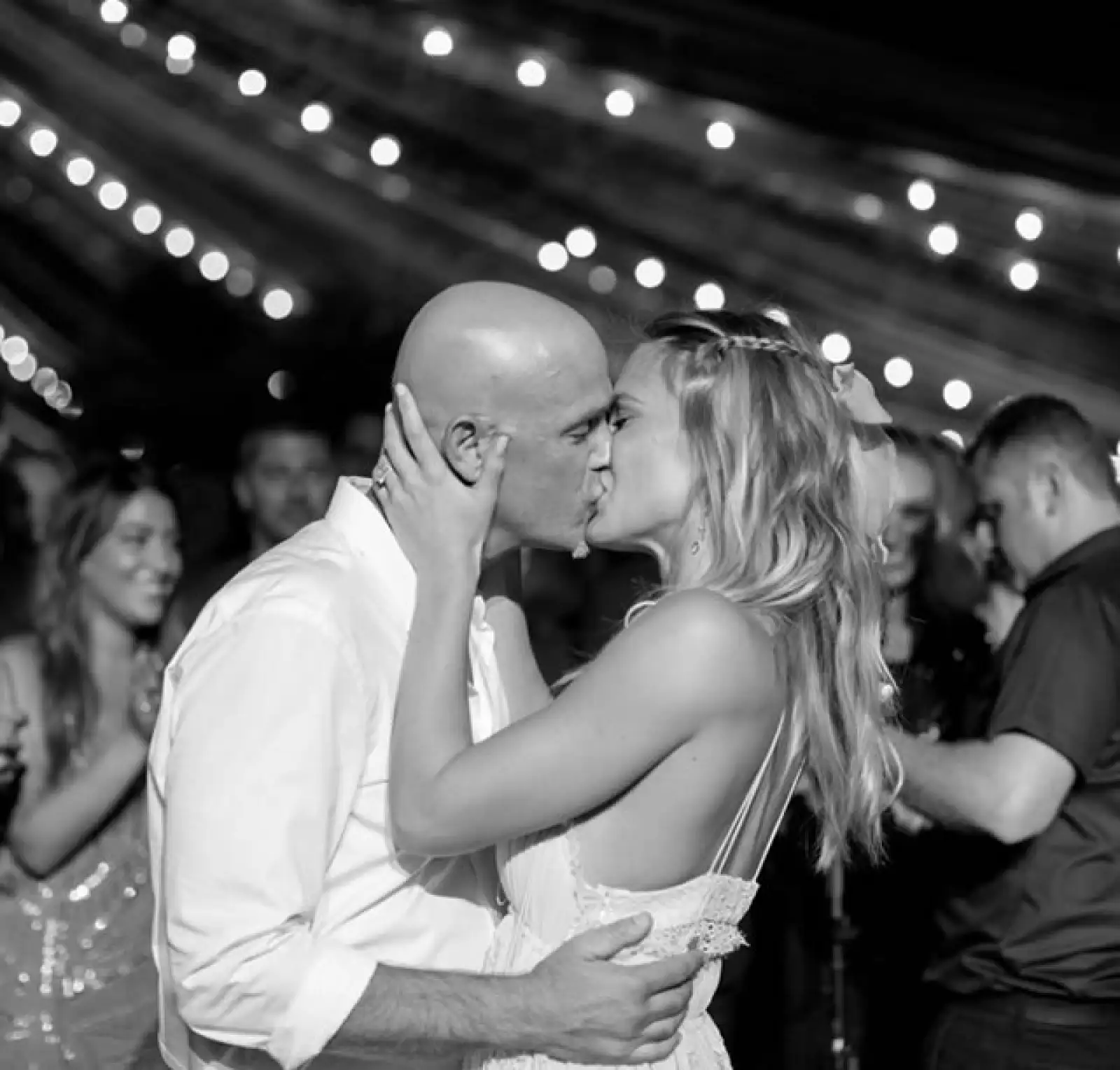 Love is in the air! Bar Refaeli y el empresario Adi Ezra por fin dieron el big step y se casaron.
