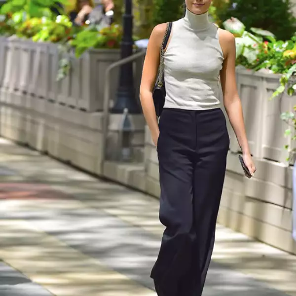 La vemos mucho en crop tops y pantalones high waisted.