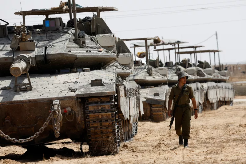 Un soldado israelí camina cerca de tanques estacionados cerca de la frontera sur entre Israel y Gaza, en medio del conflicto en curso entre Israel y el grupo islamista palestino Hamas, en Israel, el 28 de abril de 2024.