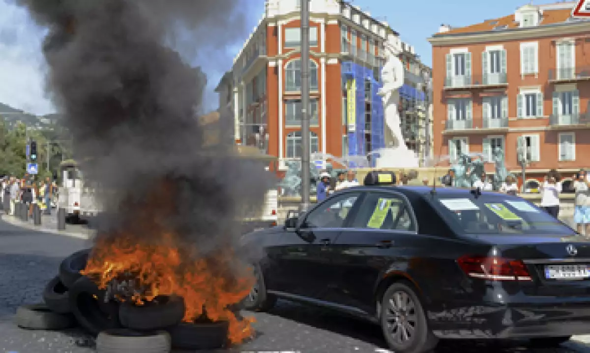 Cerca de 3,000 taxis protestaron entre el jueves y el viernes de la semana pasada en París. (Foto: Reuters )
