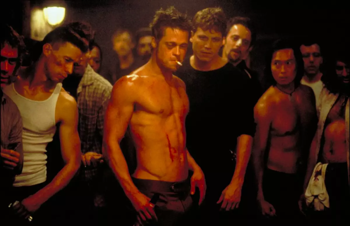 Foto de Brad Pitt sin playera y con un cigarrillo en la boca en una escena de la película El Club de la Pelea.