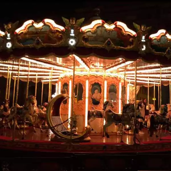 Las familia se divirtió en un carrusel.