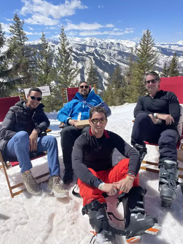 Hombres en la montaña de aspen 

