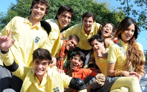 Eiza con el elenco de la serie con quienes se lleva muy bien.