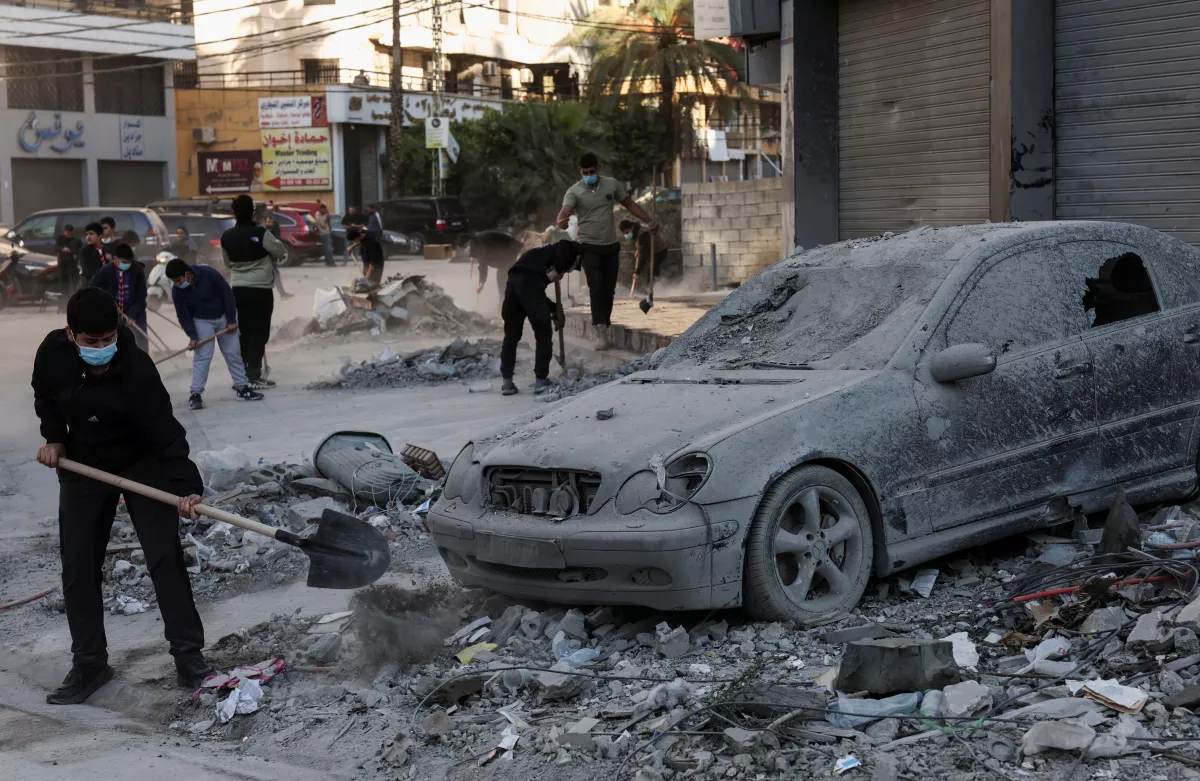 Miembros de Imam al-Mahdi exploran escombros y escombros limpios de edificios dañados en los suburbios del sur de Beirut, después del alto el fuego entre Israel y Hezbolá, Líbano, el 2 de diciembre de 2024.