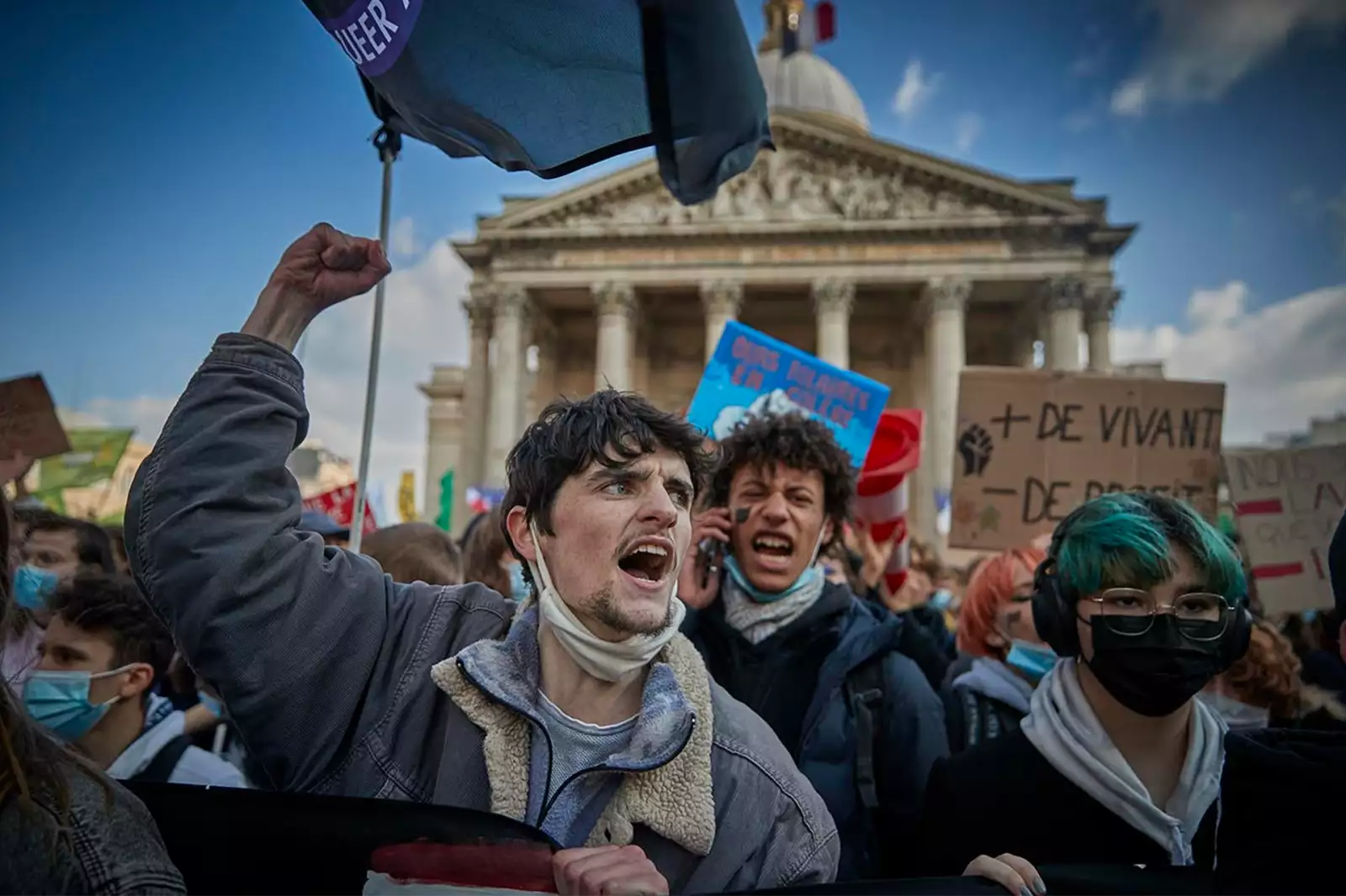 Protestas están ocurriendo arriba y abajo de Francia como parte de los viernes globales para el movimiento estudiantil ambiental del futuro, cuando la gente más expresa su insatisfacción con las políticas del gobierno de Emmanuel Macron en un una variedad de temas importantes para sus vidas. La protesta llega a pesar de que París se preparaba para un nuevo confinamiento.
