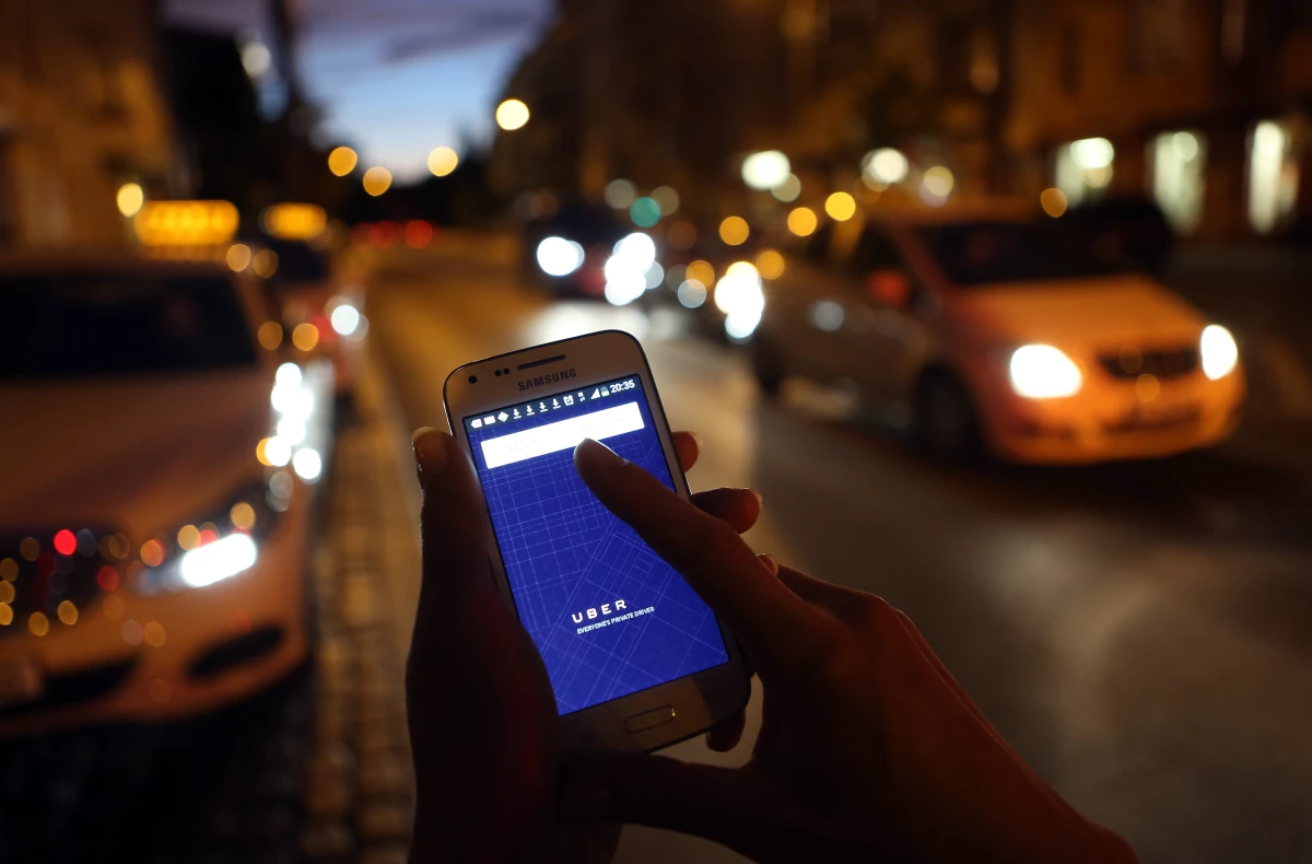 Después de un concierto el costo del viaje en Uber se puede elevar debido a que un gran número de personas en una zona se quieren desplazar.