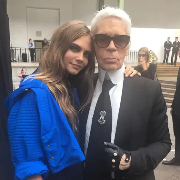 Best Friends! Karl Lagerfeld nos sorprendió durante el último desfile de Chanel con la aparición de la ex modelo Cara.