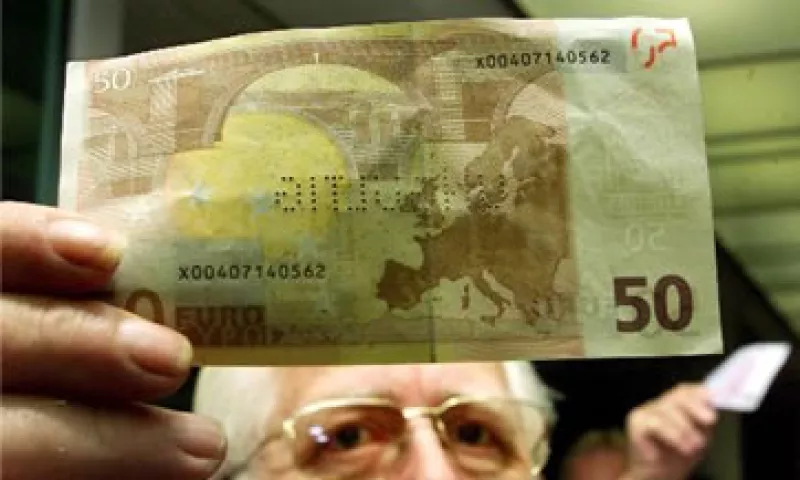 Las acciones de EU y Europa recortaron brevemente sus pérdidas tras el dato del sector servicios estadounidense. (Foto: AP)