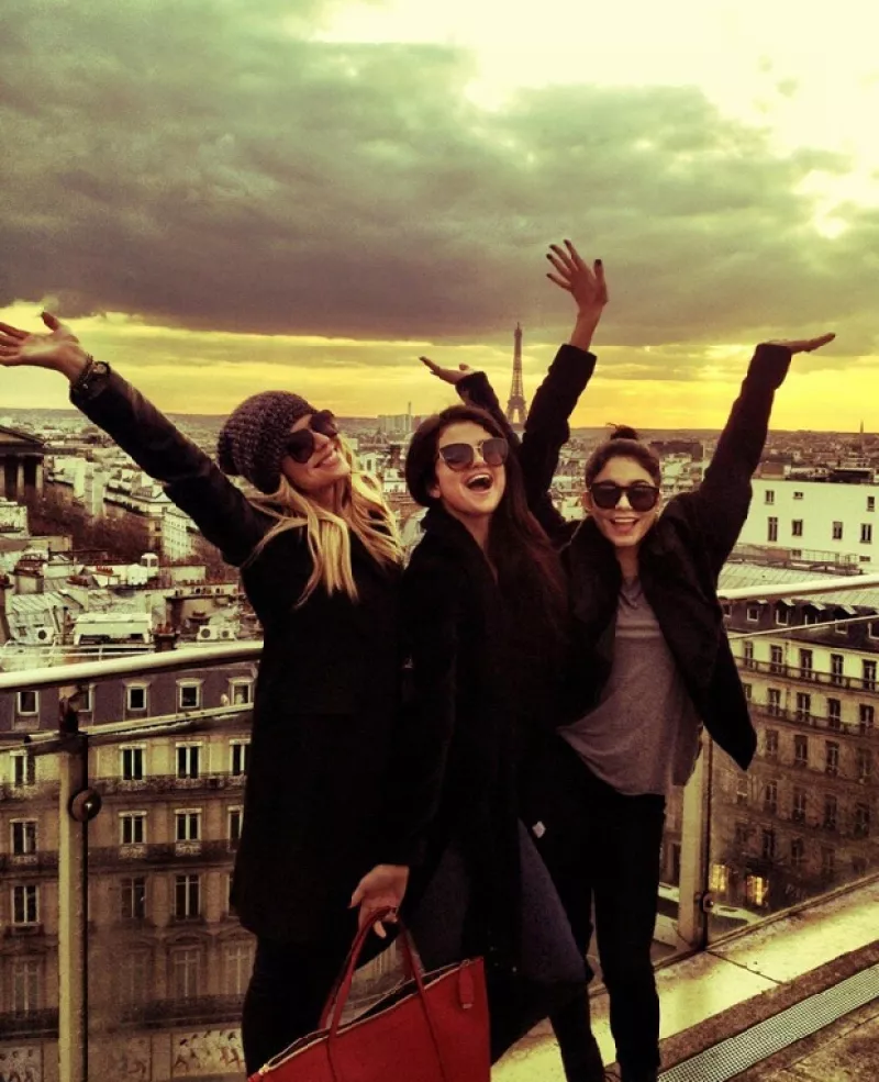 Se dice que la joven necesitaba divertirse un tiempo con amigas, por lo que decidió viajar a París con Ashley Benson y Vanessa Hudgens.