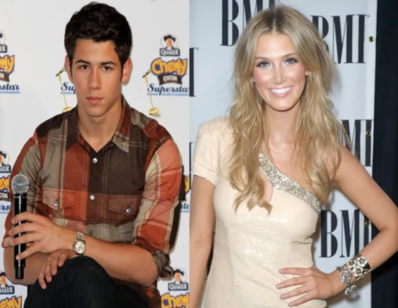 El hermano menor de la banda estadounidense "Jonas Brothers" se muestra muy feliz en compañía de su novia quien es mayor que él por ocho años.