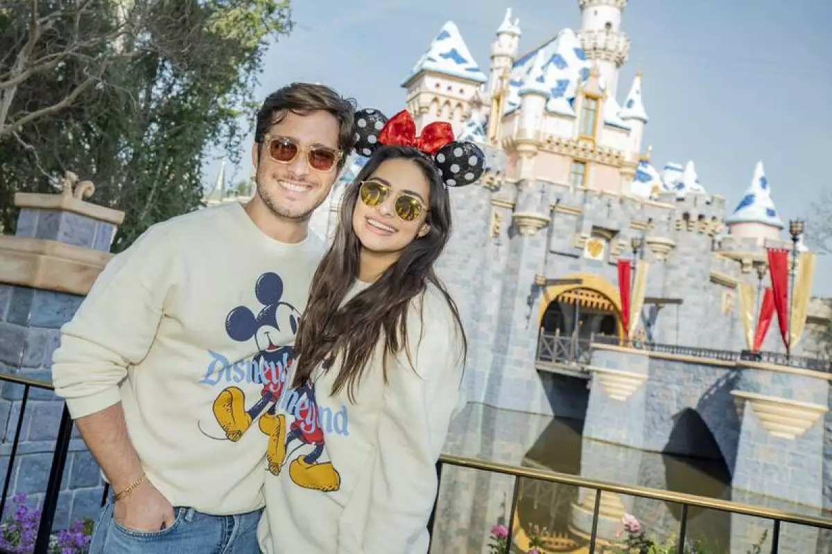 Diego Boneta y Renata Notni 