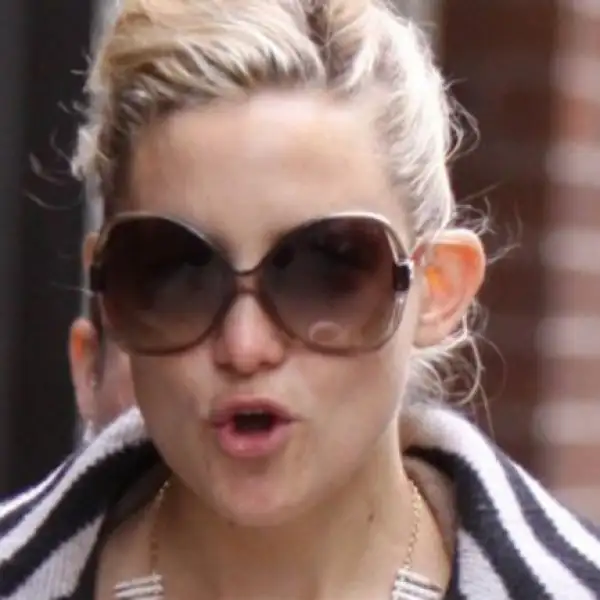 Parece como si Kate Hudson estuviera diciendo la cuarta vocal del abecedario.