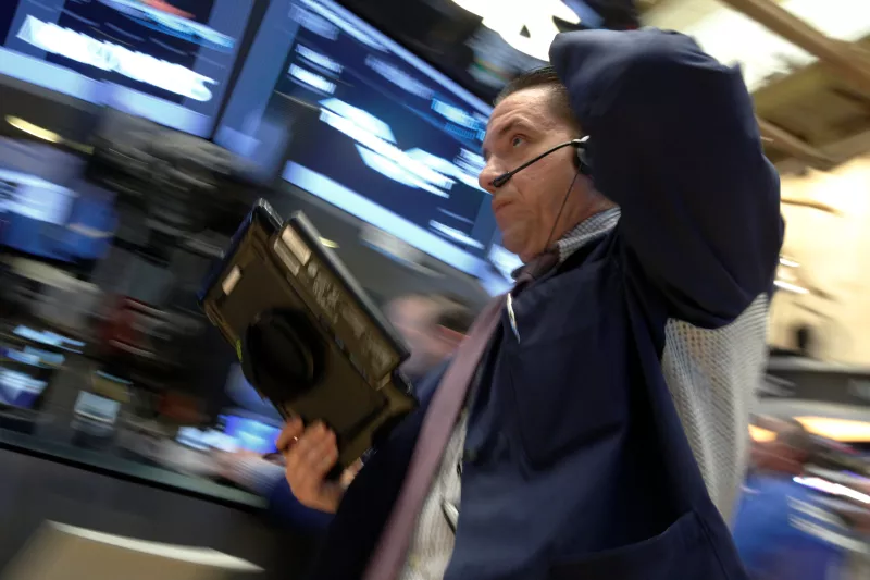 Los principales indicadores de la bolsa de Nueva York avanzan alrededor de 0.30% en sus primeros movimientos de la semana.