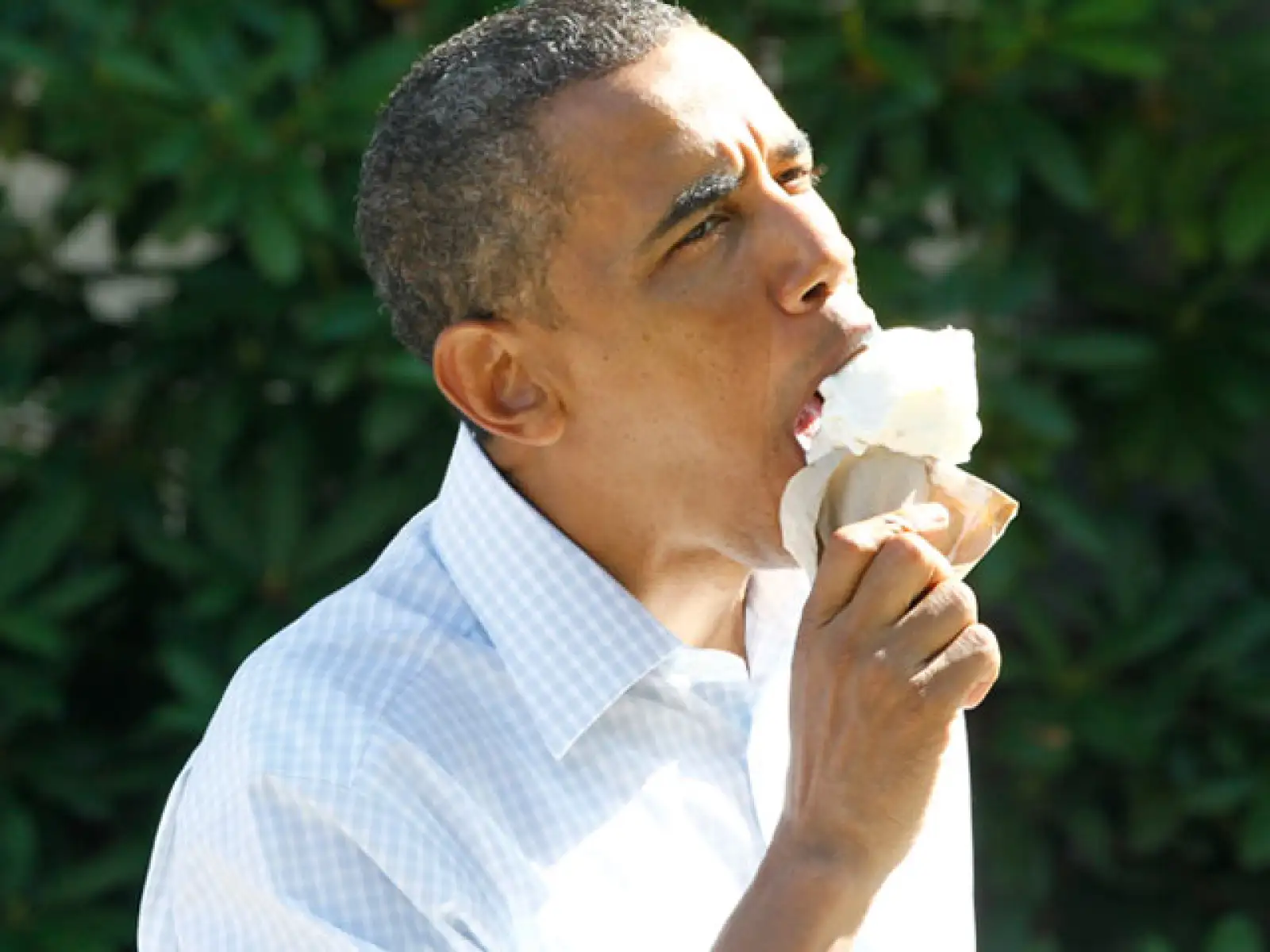 Barack Obama sin duda disfruta comer helado y si es de Island Snow en Hawai mucho mejor.