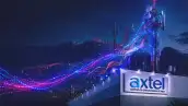 Fondo de noche, con un edificio con el letrero de Axtel y una antena que lleva un halo de luz simulando la conexión que lleva a lugares.